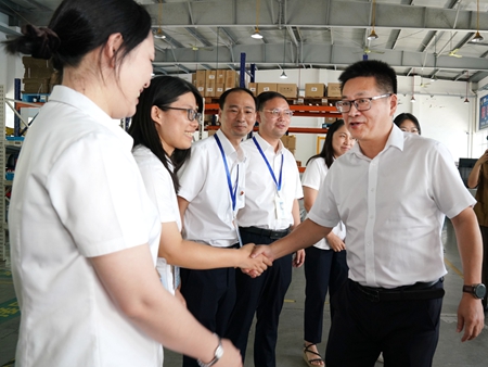 【20240906】集團領導慰問交通學校教師，何宇健（右一）（李阿梅攝）.jpg